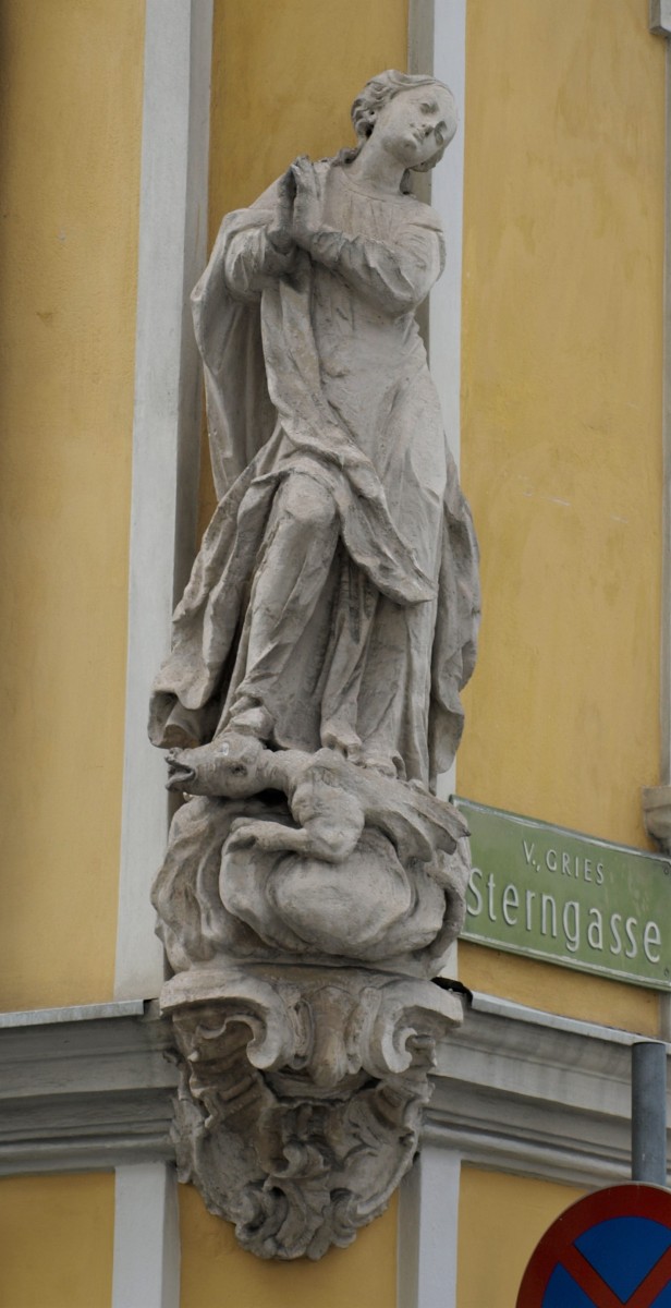 The statue of Mary Immaculate, façade of Sterngasse 12, Graz (photo by Anja Lindbichler, 2018)