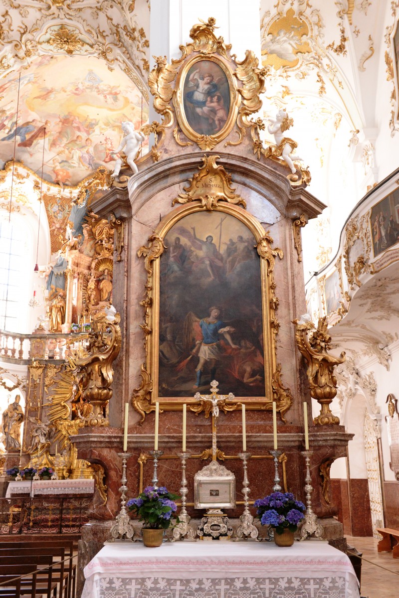 Right side altar of St Michael in the Benedictine Abbey and Pilgrimage Church of Sts Nicholas, Elisabeth and Mary in Andechs (Bavarian State Department of Monuments and Sites, photo by Martin Mannewitz, 2018)